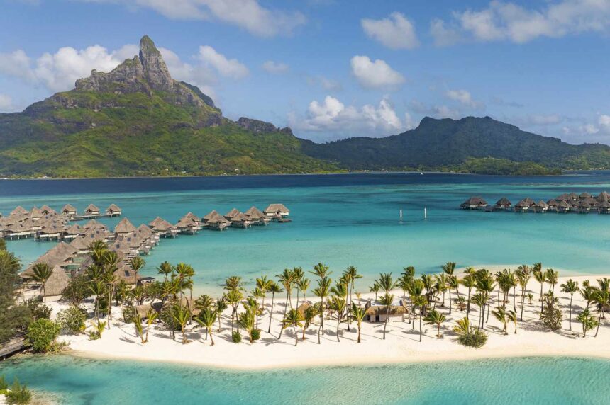 Dit Bora Bora-resort met 128 bungalows boven het water is zojuist uitgeroepen tot een van de beste nieuwe hotels van het jaar.